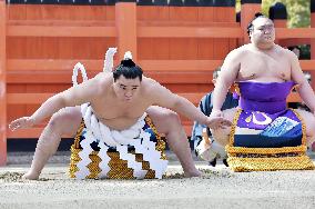 Yokozuna Harumafuji performs ring-entering rite at Osaka shrine