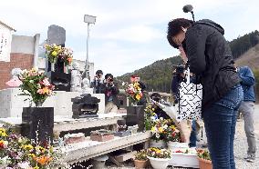 Premier's wife prays for tsunami victims at school in north Japan