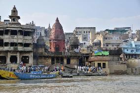 Cremation performed at Hindu temple on Ganges bank