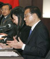 Japanese, Chinese premiers hold talks amid thawing ties