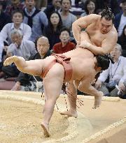 Hakuho marks return with win, Kakuryu shocked on 1st day of Kyushu sumo