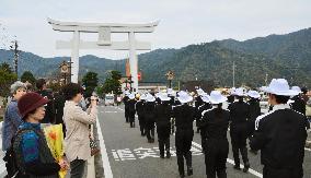 People greet centenary of Izumo Shrine gate in western Japan