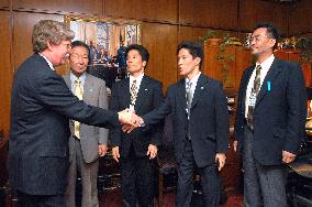 Bolton meets reps of families of abducted Japanese