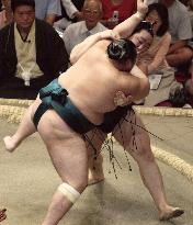 Asashoryu sails ahead at autumn sumo