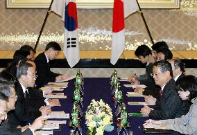 S. Korean foreign minister criticizes Yasukuni visit