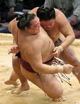 Kisenosato suffers 1st loss in Kyushu tournament