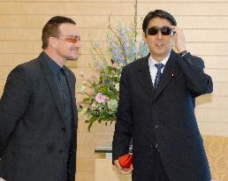 Bono meets Japanese PM Abe on fighting AIDS, poverty in Africa