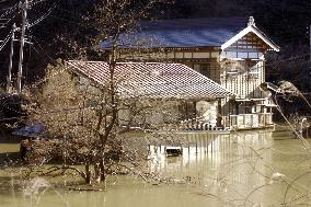 (2)Media members visit quake-isolated Yamakoshi village