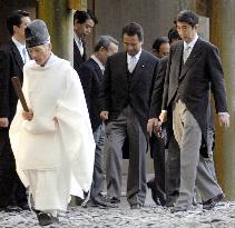 Abe visits Ise Jingu shrine