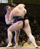 Tochiazuma suffers 2nd defeat at New Year sumo