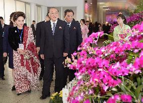 Dewi Sukarno visits flower exhibition in Pyongyang