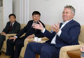 Dutch soccer coach Hiddink meets N. Korean officials