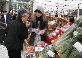 Farmers markets gathering consumers' attention in Tokyo