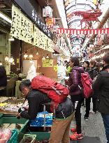 Osaka's Kuromon Ichiba market popular with foreigners