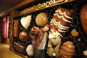 Couple takes selfie at chocolate house in Dutch theme park