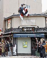Statue unveiled in Asakusa in memory of Kabuki actor Kanzaburo