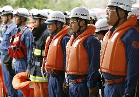 Volcano evacuees briefly return home