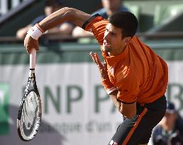 Djokovic cruises into French Open quarterfinals