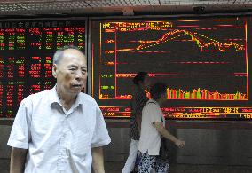 Shanghai stocks down 2.5%, fall for 4th session in row