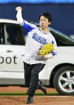 Koizumi throws out ceremonial first pitch