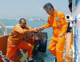 (1)President of attacked tugboat owner meets crew members