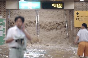 (3)1 dead, 2 hurt as record rainfall hits northern Kyushu
