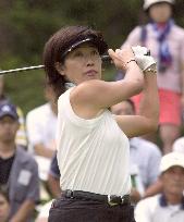 Shiotani stretches lead in 2nd-round of Fujisankei Classic