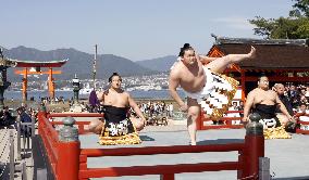 Hakuho performs 'dohyo-iri' on Takabutai of Itsukushima Shrine