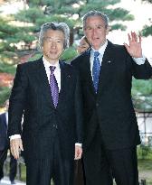 Bush visits Kinkakuji Temple in Kyoto