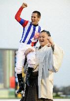 Hakuho congratulates Jockey Mirco Demuro