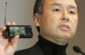 Softbank unveils new lineup of mobile phones for spring season