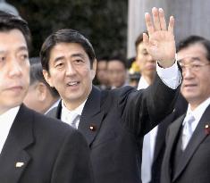 Abe visits Ise Shingu shrine