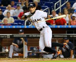 Ichiro scores bunt single, 1st hit of season