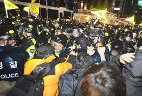 Protesters, riot police clash in Seoul