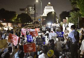 Japanese rally in front of Diet against security bills