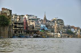 Hindu temple performs cremation on Ganges bank