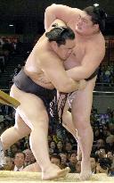 Asashoryu still on fire, Kaio fizzling out at spring sumo
