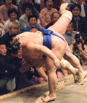 Asashoryu suffers defeat at summer sumo