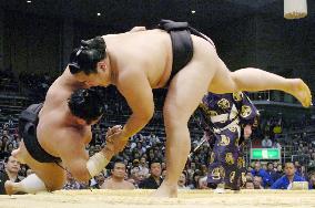 Asashoryu topples Kotomitsuki, stays hot at Kyushu sumo