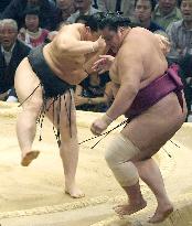 Asashoryu eases to 8th win at Kyushu sumo
