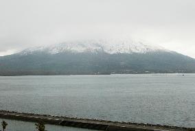 Mt. Sakurajima has season's first snowfall