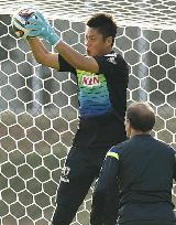 Goalkeeper Kawashima tries to get feel for 'Brazuca' ball