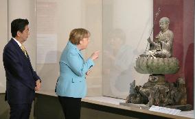 Abe, Merkel visit museum in Tokyo