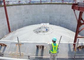 Gas tank construction uses air pressure to install roof atop