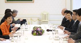 DPJ leader Okada meets with S. Korea pres.