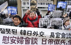 Japan, S. Korea reach deal to resolve "comfort women" row