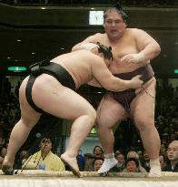 Asashoryu moves into sole lead at New Year sumo