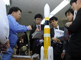 Weather delays Japanese rocket launch