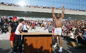 Bob Sapp exchanges with N. Korean public