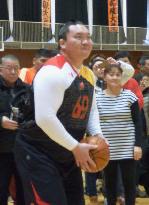 Yokozuna Hakuho mingles with Mongolian youths